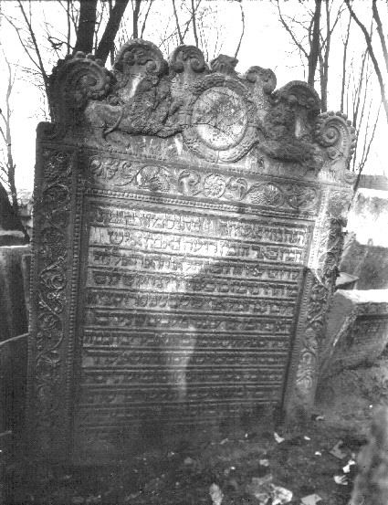 Надгробье (мацева) Нахмана бен Исаака Нахмановича (1616 г.). На обороте этого памятника имеется эпитафия супруги Нахмана Розы, известной под именем "Золотой" (ум. в 1637 г.) 