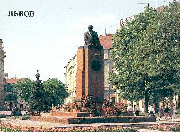 Памятник Ленину возле Оперного театра