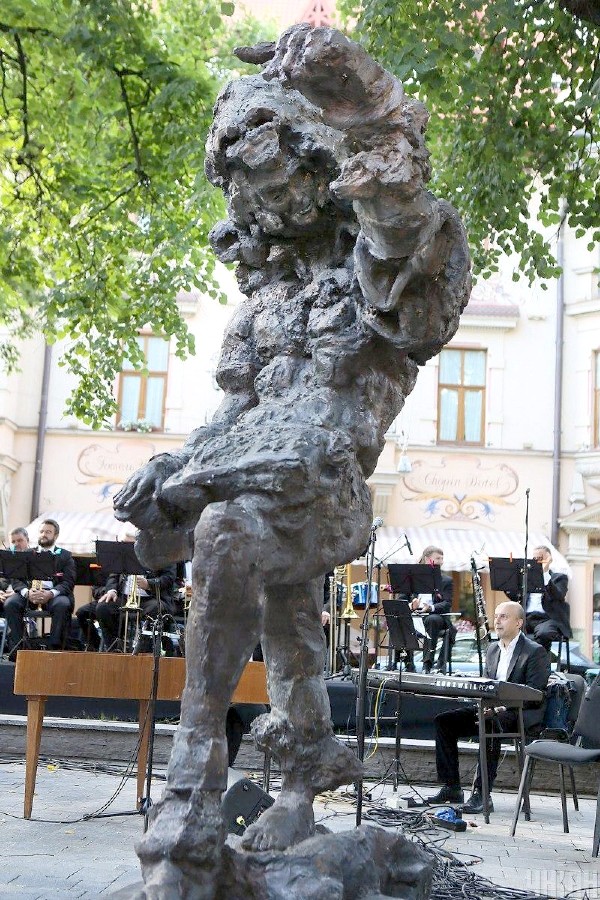 Памятник Францу Ксаверу Моцарту во  Львове 