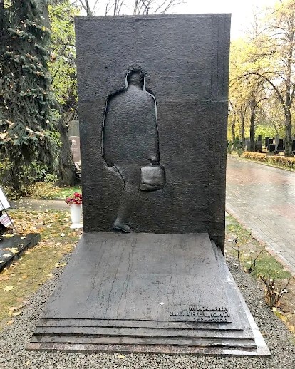 Памятник на могиле М.М. Жванецкого на Новодевичьем кладбище в Москве